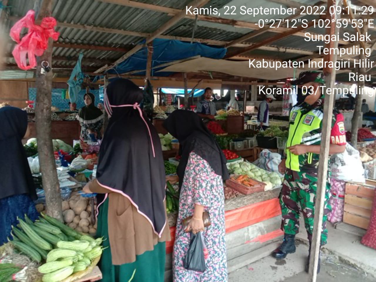 Babinsa Koramil 03/Tpl Sertu Mistar Sambangi Pasar Tradisional Sungai Salak