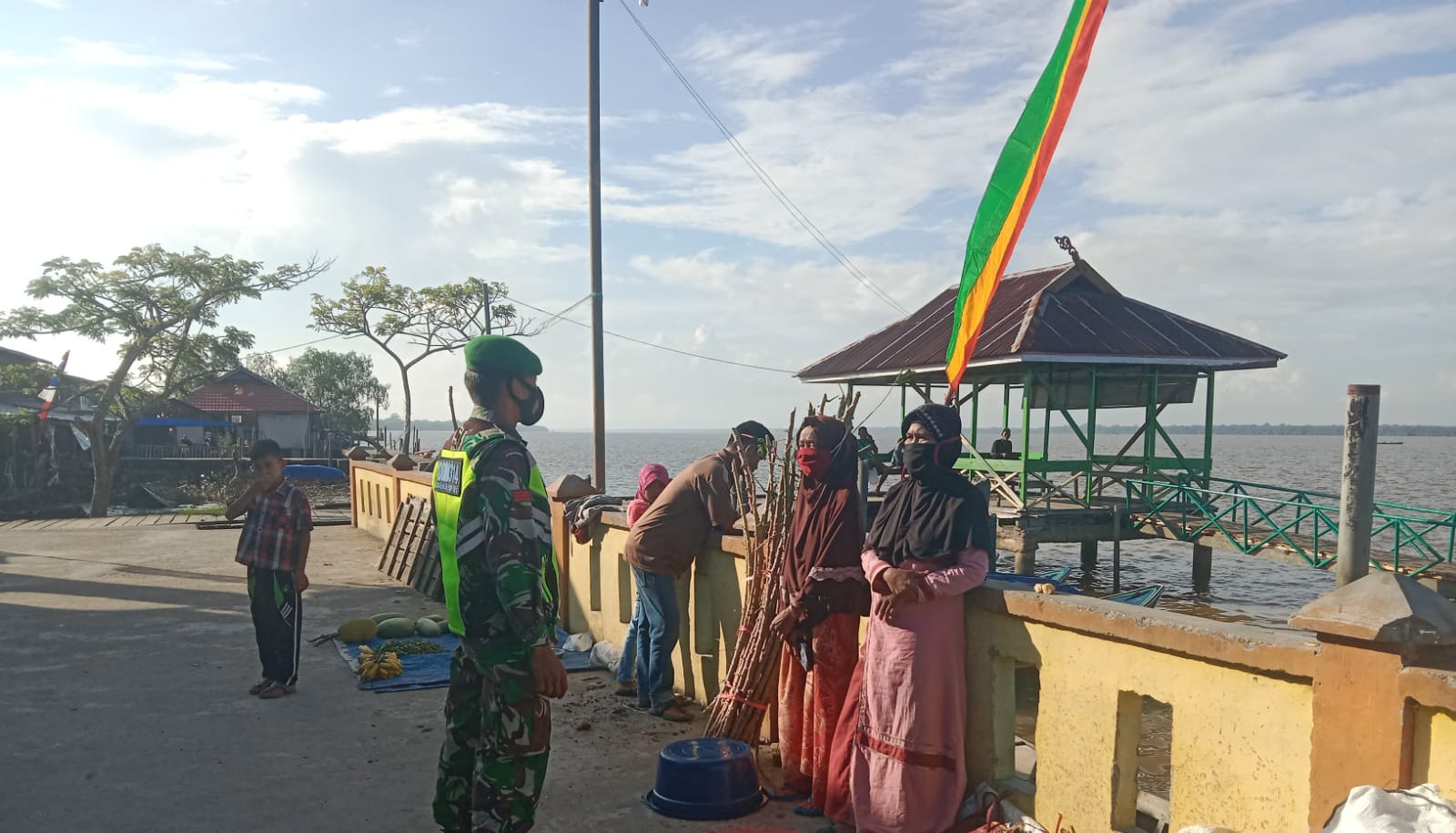 Personil Koramil 04/Kuindra Sampaikan Pentingnya Protkes ke Masyarakat