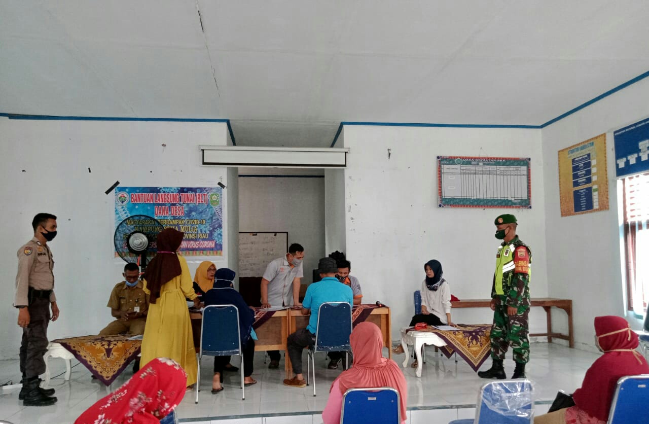 Babinsa Koramil 03/Siak Kawal dan Dampingi Proses Penyaluran BST Babinsa Koramil 03/Siak Kawal dan Dampingi Proses Penyaluran BST