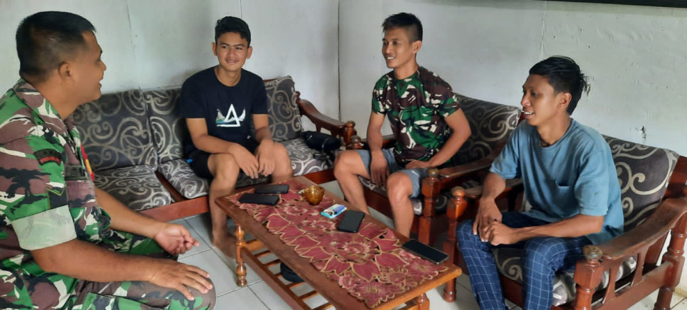 Melalui Komsos, Babinsa 03/Tpl Serma Damrianto Ajak Pemuda Desa Binaannya Jaga Keamanan Desa