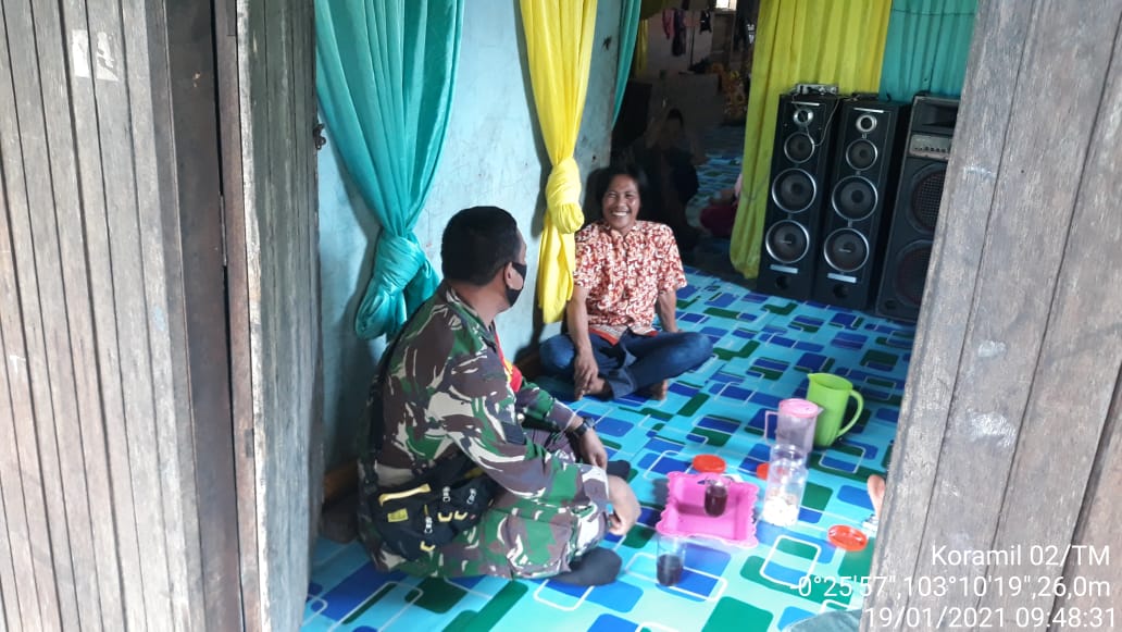 Babinsa Koramil 02/Tanah Merah Kembali Lakukan Komsos di Desa Sungai Lokan