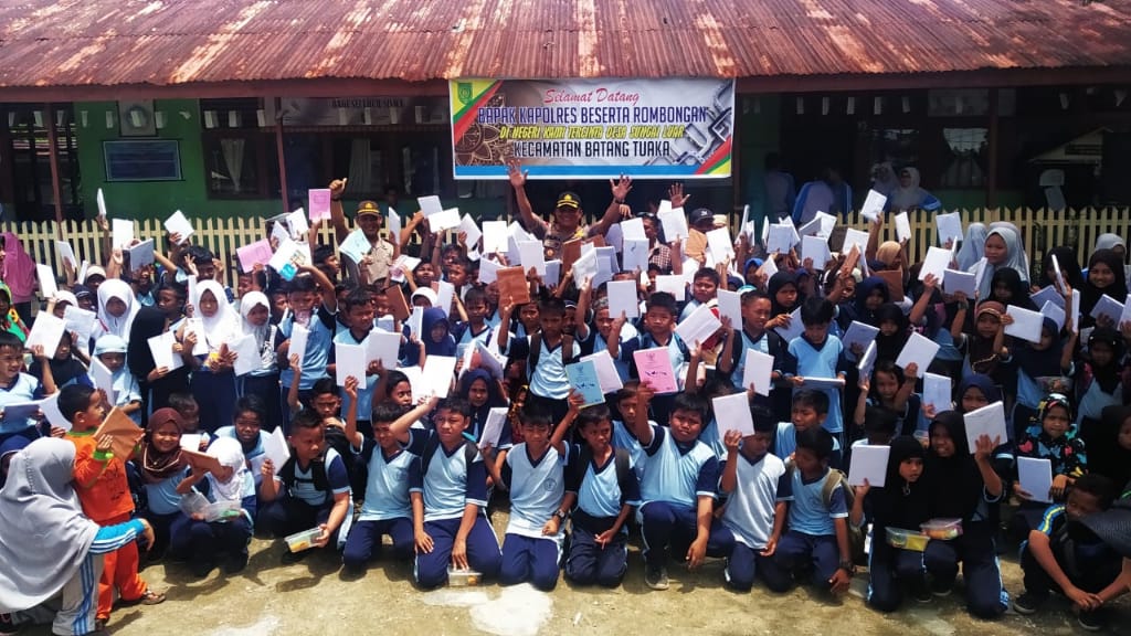 Peduli Pendidikan, Kapolres Inhil Bersama Marlis Syarif Sambangi SD di Desa Sungai Luar
