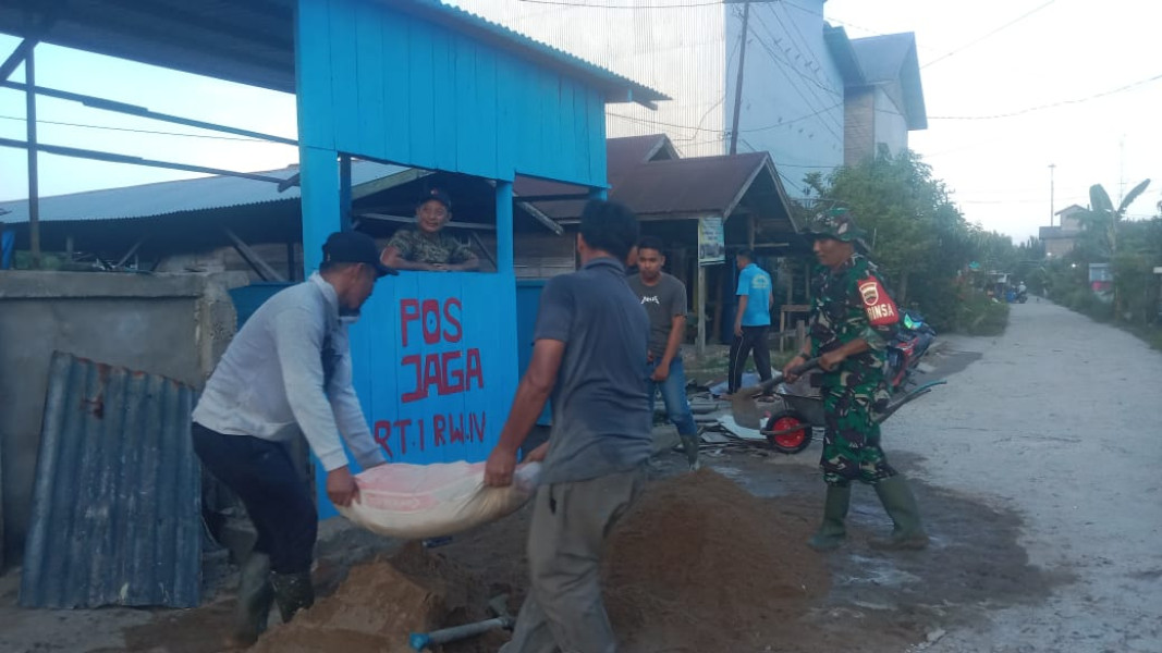 Babinsa Koramil 05/Gas Kopda Umar Nasution Bersama  Warga Goro Membuat Pos Kamling