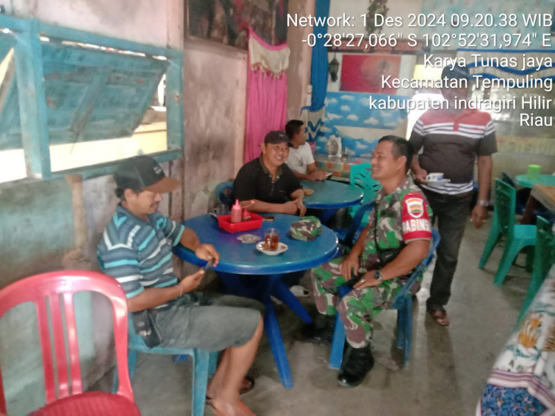 Tak Kenal Hari Libur, Babinsa Koramil 03/Tpl Komsos Dengan Warga Dan Pantau Wilayah Binaan