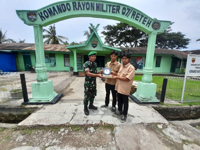 Danramil 07/Reteh Terima Cendramata Dari Siswa Yang Telah Melaksanakan Magang di Makoramil