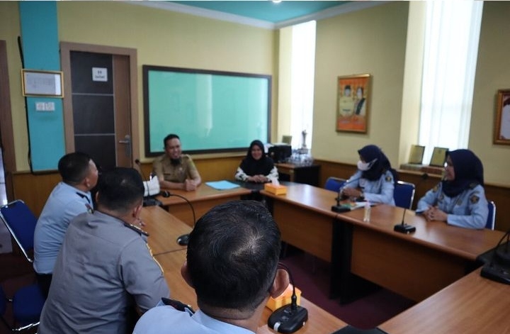 Kepala DPMPTSP Inhil Serahkan Surat Izin Klinik Pratama Rawat Jalan Lapas Tembilahan