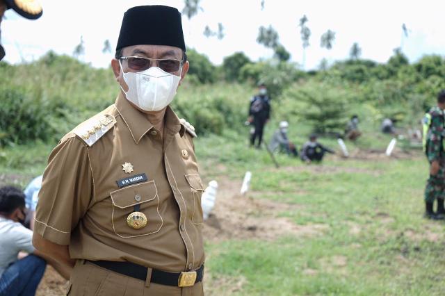 Sanksi Pelanggar Protokol Kesehatan, Bupati Inhil Awasi Pembersihan Makam Covid-19