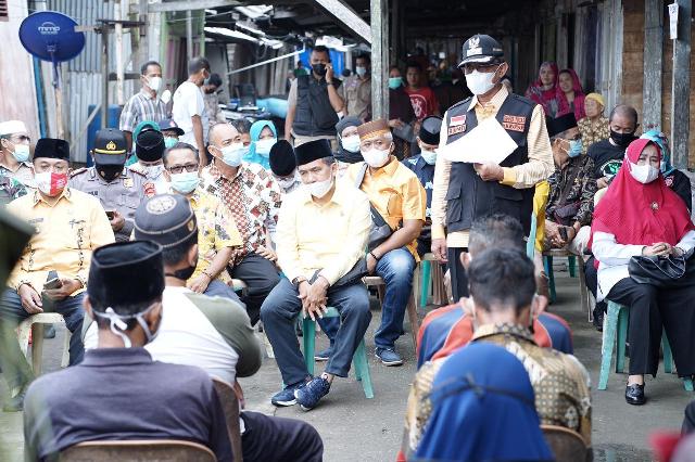 Wujud Kepedulian Korban Lonsor di Tanjung Baru, Bupati HM Wardan Salurkan Bantuan 