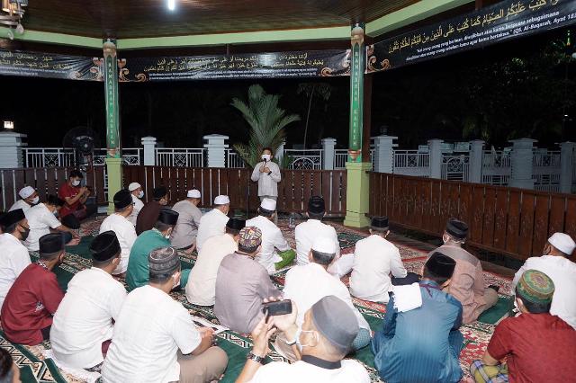 Bupati HM Wardan Imami Shalat Tarawih Bersama Kesbangpol Inhil dan Dinas Pariwisata Riau