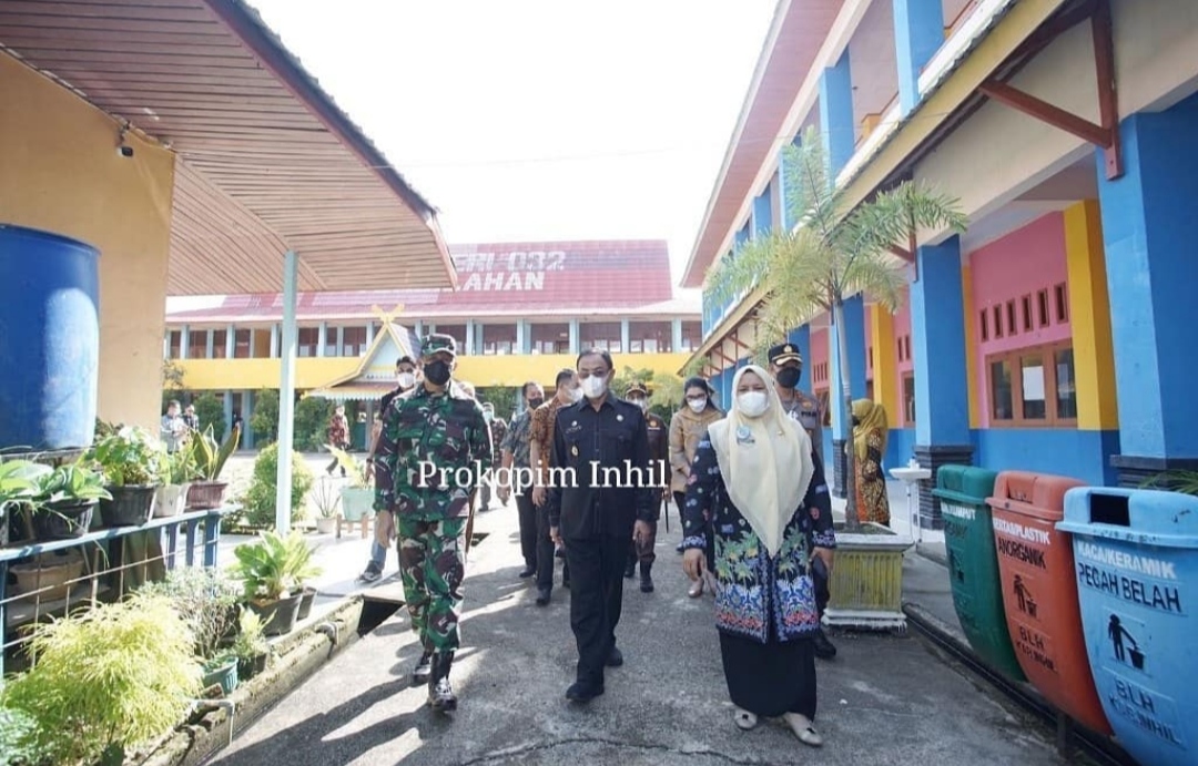 Hari Pertama Uji Coba PTM, Bupati HM Wardan Turun Langsung Pantau Kegiatan