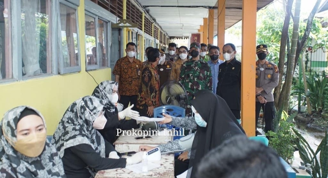 Hari Pertama Uji Coba PTM, Bupati HM Wardan Turun Langsung Pantau Kegiatan