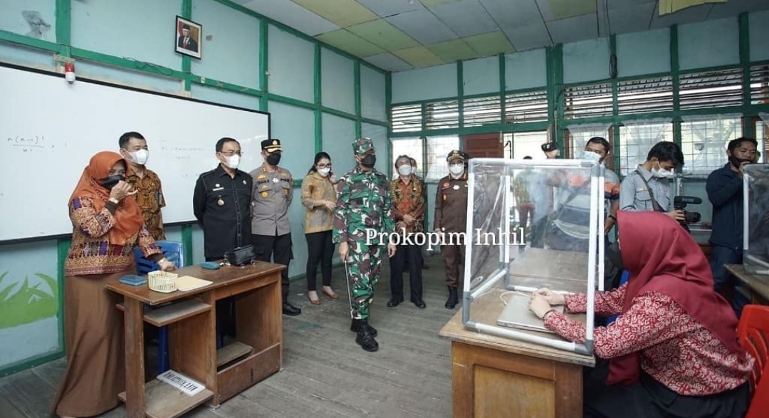 Hari Pertama Uji Coba PTM, Bupati HM Wardan Turun Langsung Pantau Kegiatan
