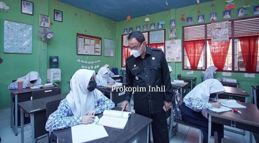 Hari Pertama Uji Coba PTM, Bupati HM Wardan Turun Langsung Pantau Kegiatan