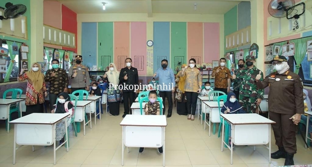 Hari Pertama Uji Coba PTM, Bupati HM Wardan Turun Langsung Pantau Kegiatan