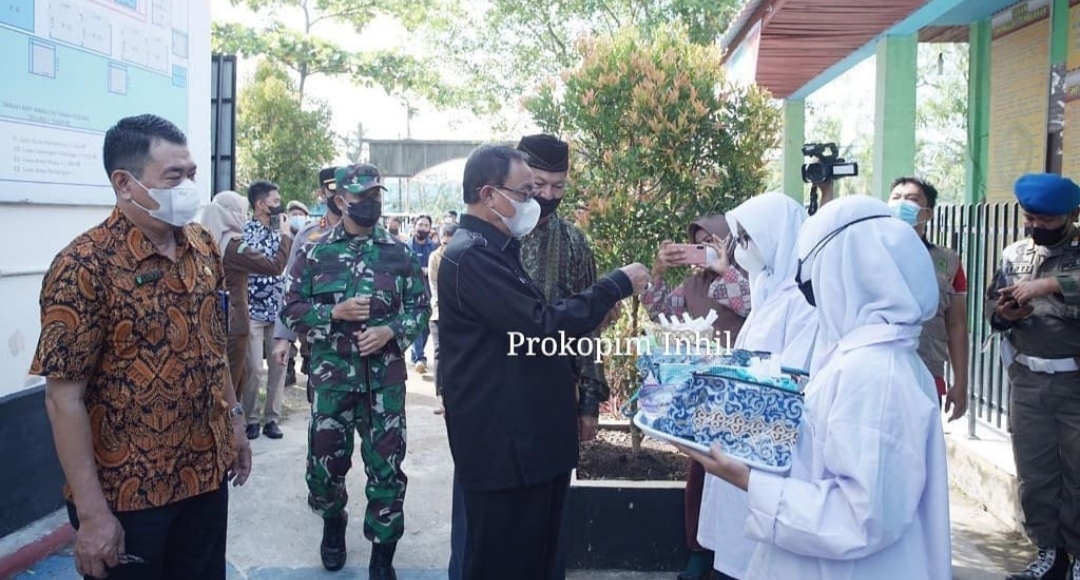 Hari Pertama Uji Coba PTM, Bupati HM Wardan Turun Langsung Pantau Kegiatan