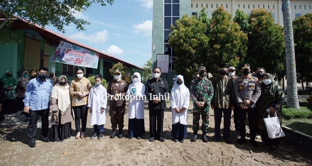 Hari Pertama Uji Coba PTM, Bupati HM Wardan Turun Langsung Pantau Kegiatan