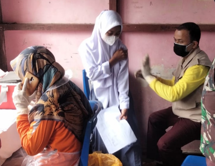 UPT Puskesmas Sungai Piring Gelar Vaksinasi Bagi Pelajar MA di Sungai Luar