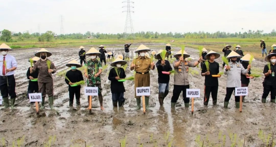 Dialog Pj. Bupati Inhil dan DP2KBP3A dengan Petani Reteh: Fokus pada Peningkatan Infrastruktur