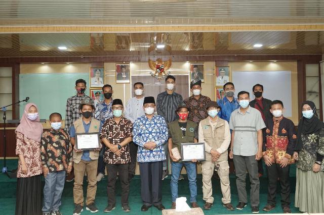 Bupati Inhil Serahkan Hadiah Lomba Foto Kelapa Tajaan SKI