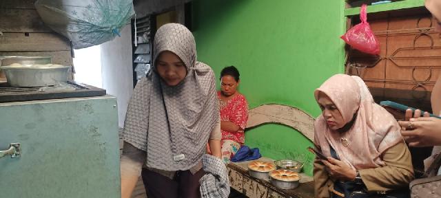 Penjualannya Telah Sampai ke Berbagai Kota, Diskopukm  Inhil Tinjau UMKM Roti Bakar Warga Tembilahan Ini...