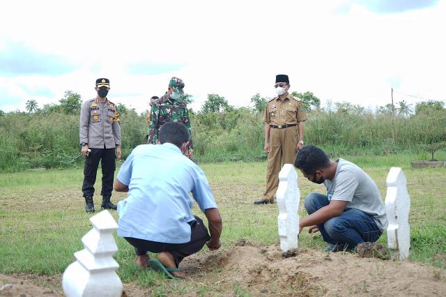 Sanksi Pelanggar Protokol Kesehatan, Bupati Inhil Awasi Pembersihan Makam Covid-19