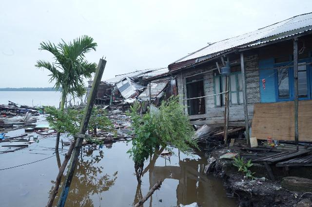 Wujud Kepedulian Korban Lonsor di Tanjung Baru, Bupati HM Wardan Salurkan Bantuan 