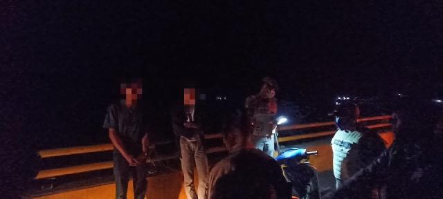 Dapat Informasi Dari FB, Satpol PP Inhil Lakukan Razia Miras di Jembatan Getek