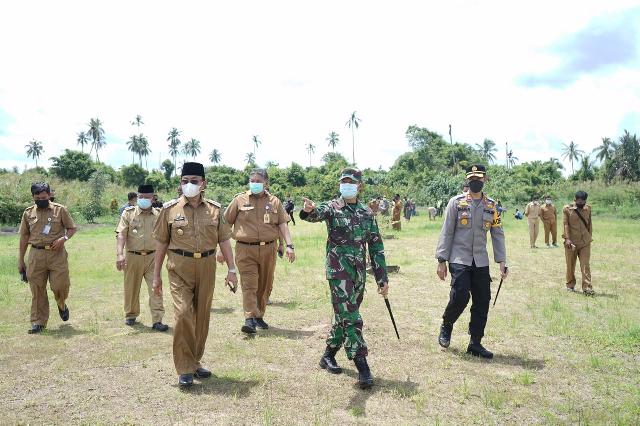 Sanksi Pelanggar Protokol Kesehatan, Bupati Inhil Awasi Pembersihan Makam Covid-19