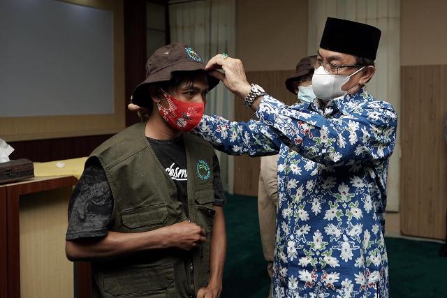 Bupati Inhil Serahkan Hadiah Lomba Foto Kelapa Tajaan SKI