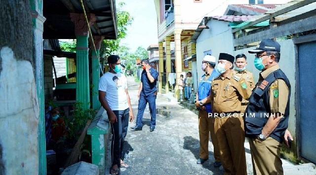Bupati HM Wardan Serahkan Bantuan Kebakaran di Kantor Lurah Tembilahan Hulu