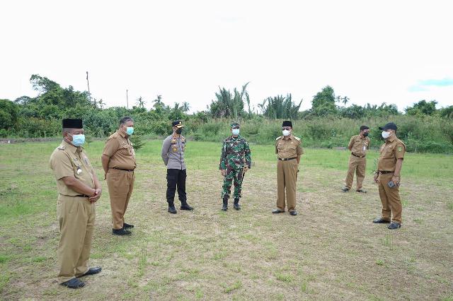Sanksi Pelanggar Protokol Kesehatan, Bupati Inhil Awasi Pembersihan Makam Covid-19
