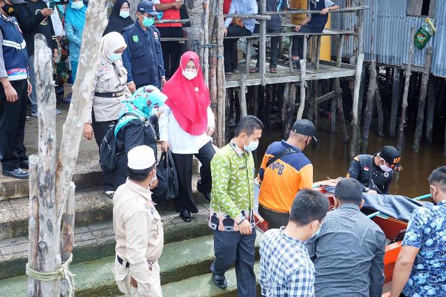 Wujud Kepedulian Korban Lonsor di Tanjung Baru, Bupati HM Wardan Salurkan Bantuan 