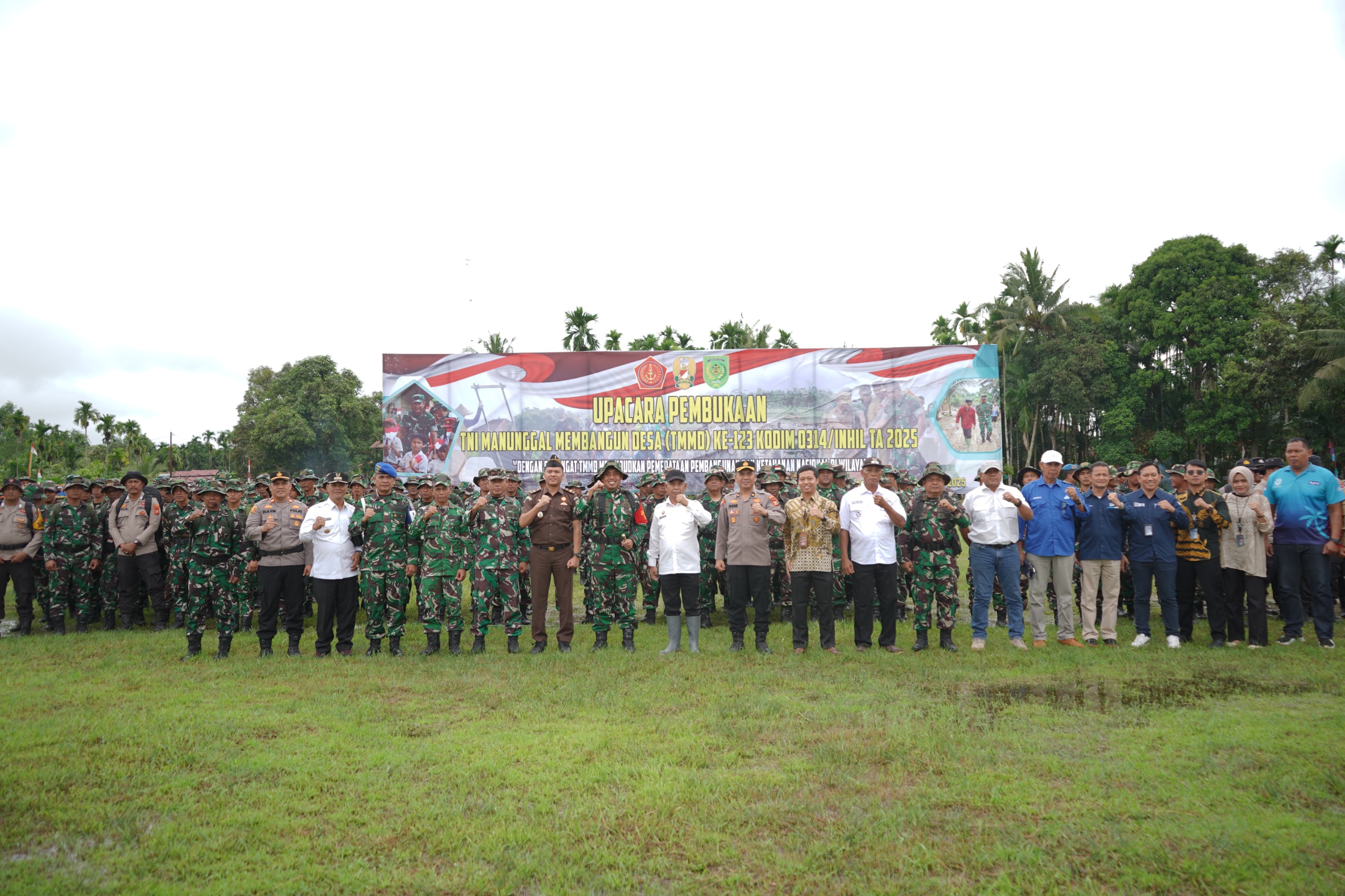 Pj Bupati dan Pj Ketua TP PKK Inhil Resmi Buka Bazaar MTQ ke-54 Inhil di Kecamatan Enok