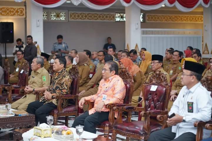 Capaian UHC Diangka 96,44 Persen, Dinkes Inhil Terima Penghargaan Dari Gubernur Riau