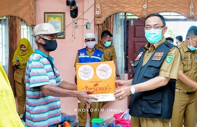 Bupati HM Wardan Serahkan Bantuan Kebakaran di Kantor Lurah Tembilahan Hulu