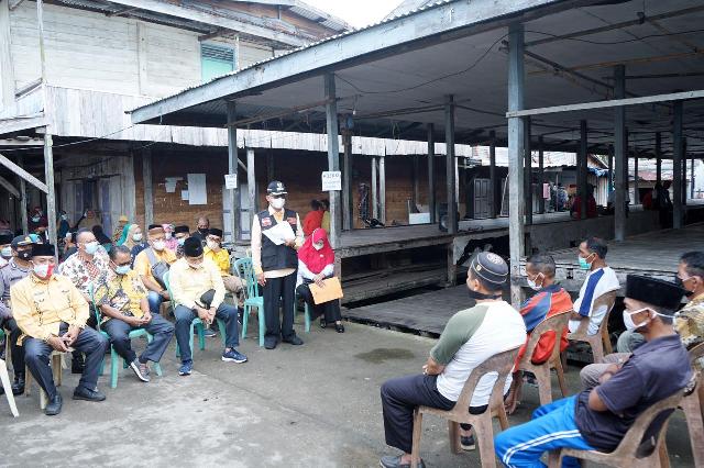 Wujud Kepedulian Korban Lonsor di Tanjung Baru, Bupati HM Wardan Salurkan Bantuan 
