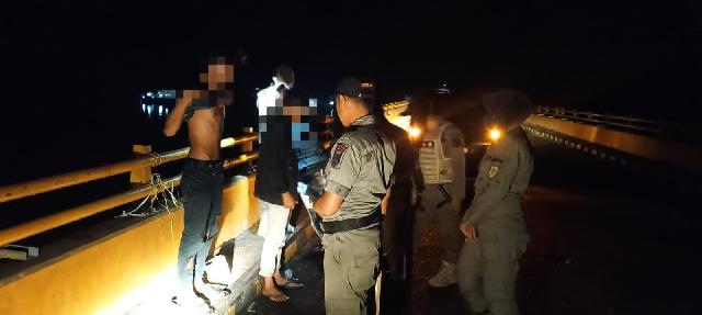Dapat Informasi Dari FB, Satpol PP Inhil Lakukan Razia Miras di Jembatan Getek