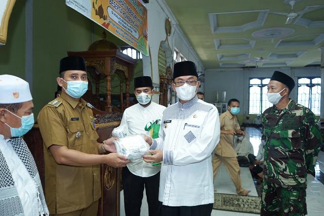 Kunjungan ke Keritang, Bupati Inhil Santuni Anak Yatim