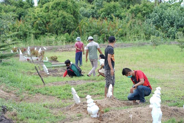 Sanksi Pelanggar Protokol Kesehatan, Bupati Inhil Awasi Pembersihan Makam Covid-19