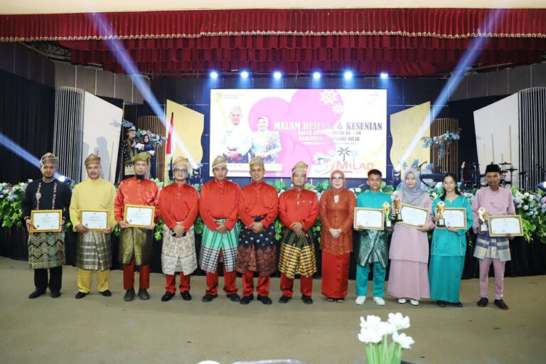 Kepala DPMPTSP Haryono Terima Penghargaan SAKIP di Malam Resepsi Milad Inhil ke-59 Tahun 2024