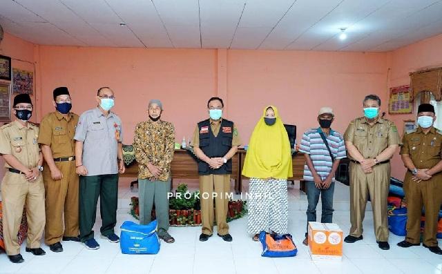 Bupati HM Wardan Serahkan Bantuan Kebakaran di Kantor Lurah Tembilahan Hulu