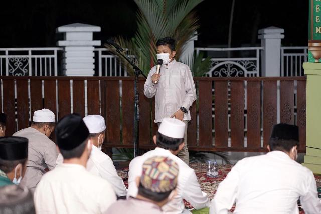 Bupati HM Wardan Imami Shalat Tarawih Bersama Kesbangpol Inhil dan Dinas Pariwisata Riau