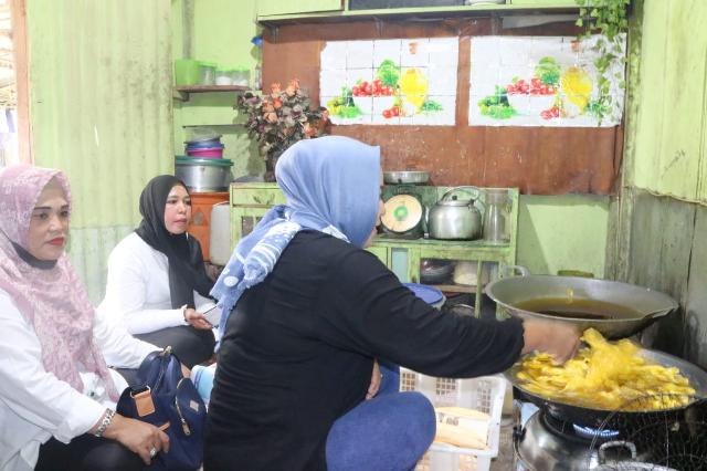 Lakukan Monitoring dan Pembinaan, Diskopukm Inhil Sambangi Tempat Produksi Keripik Pisang Willia 