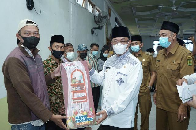 Kunjungan ke Keritang, Bupati Inhil Santuni Anak Yatim
