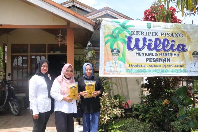 Lakukan Monitoring dan Pembinaan, Diskopukm Inhil Sambangi Tempat Produksi Keripik Pisang Willia 
