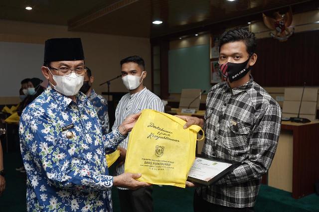 Bupati Inhil Serahkan Hadiah Lomba Foto Kelapa Tajaan SKI