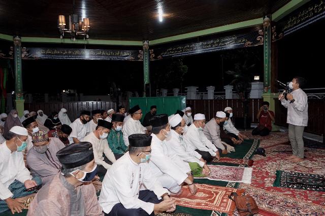 Bupati HM Wardan Imami Shalat Tarawih Bersama Kesbangpol Inhil dan Dinas Pariwisata Riau