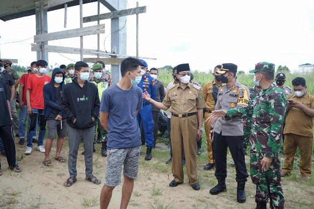 Sanksi Pelanggar Protokol Kesehatan, Bupati Inhil Awasi Pembersihan Makam Covid-19