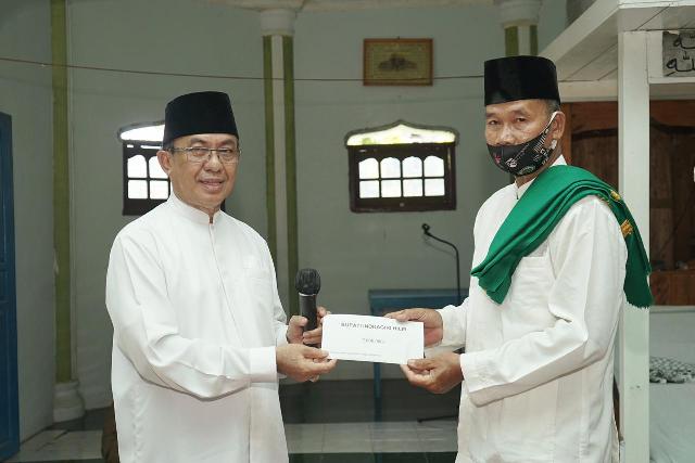 Saat Safari Ramadhan di Kempas, Bupati Inhil Ajak Lawan Covid-19 