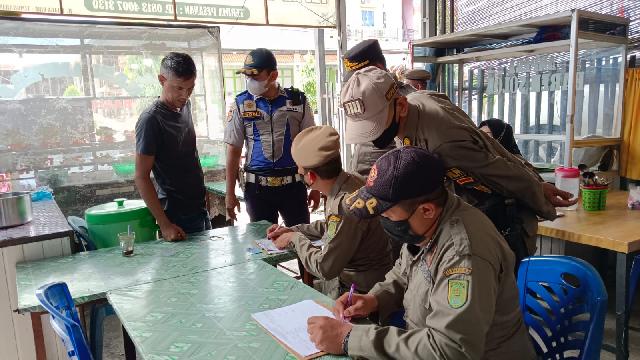 Tegakkan Aturan, Satpol PP Inhil Lakukan Razia Terhadap Pegawak Saat Jam Efektif Kerja